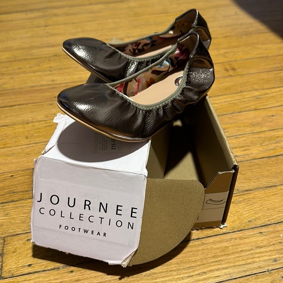 Journee Collection Lindy Womens Ballet Flats Faux Leather Pewter Size 6 - Picture 3 of 6